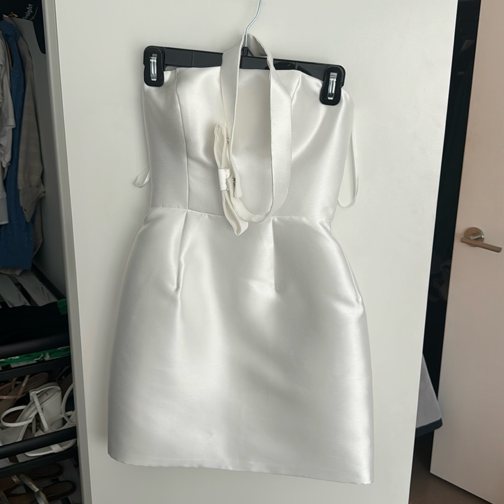UNTAMED PETALS BY AMANDA JUDGE Strapless Satin Mini Bridal Dress in White - Picture 2 of 5